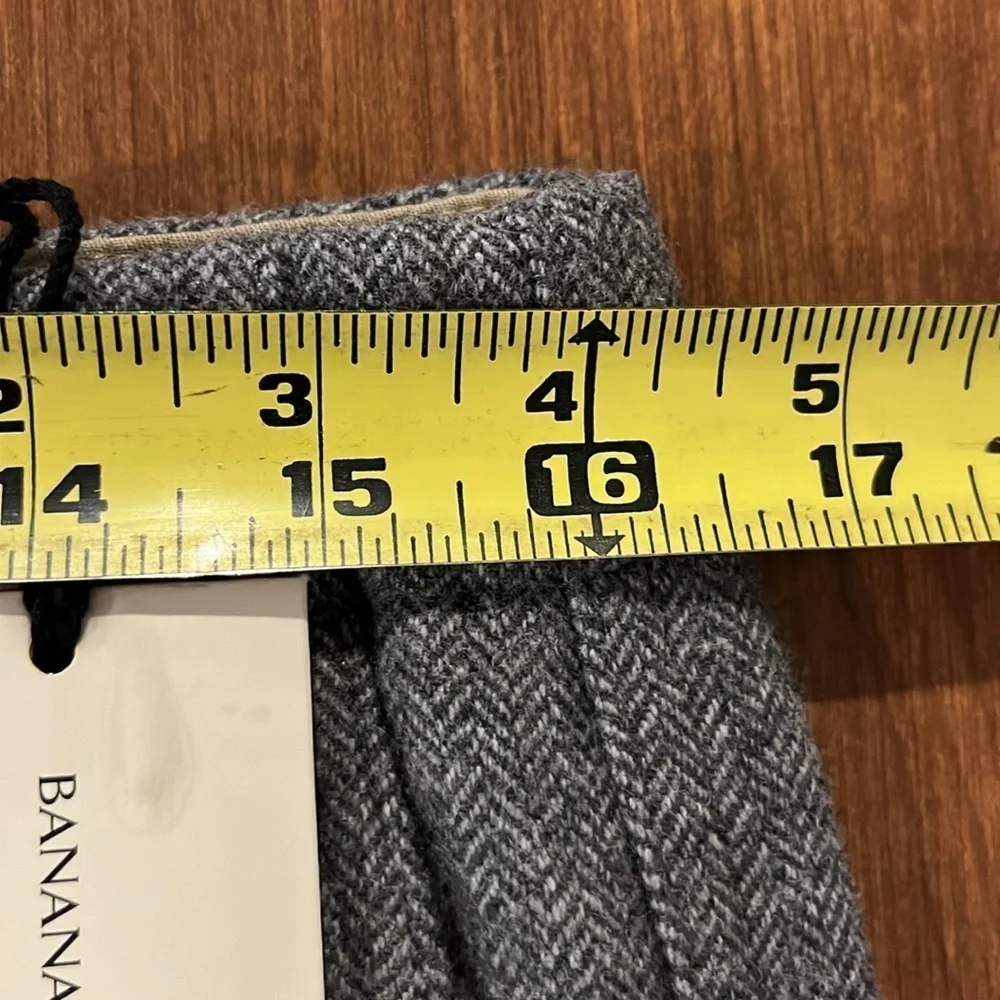 NWT Banana Republic Men’s Salado Straight Italian Gray Flannel Pants Size Small.